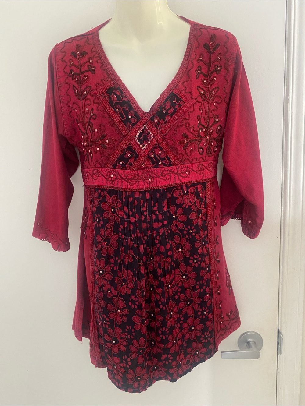 Embroidered Y2K Marisol/Boho Burgundy V-Neck Tunic Top w tie back Sze Medium